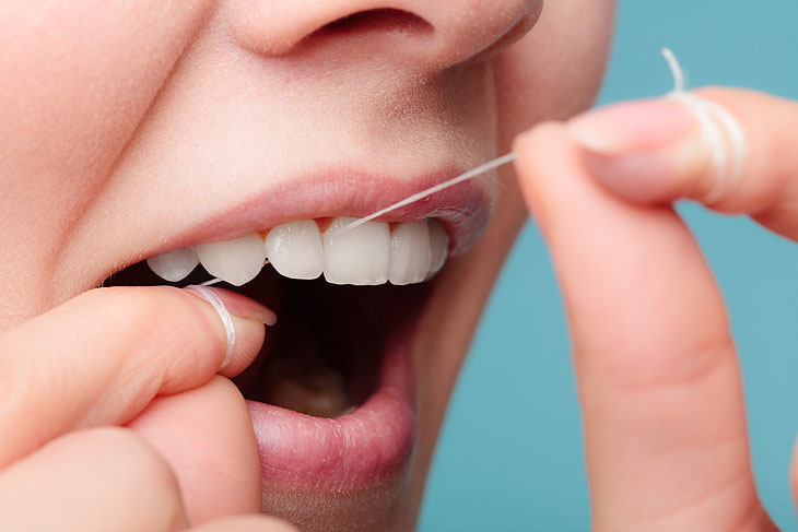 regelmässige Zahnreinigung mit Zahnseide oder -hölzchen ist empfehlenswert (©Foto: istcock Voyagerix)